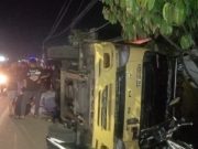 Truk Bermuatan Jagung Terguling, Timpa Motor di Jalan Poros Limbung-Tanetea