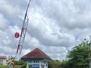 Akses Vital Dekat Rel Kereta Terabaikan: Jalan Damai Maros Hancur, Drainase Tertutup, Sampah Berhamburan”