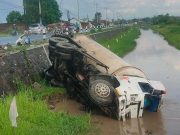 Di Duga Hindari Truck Mixer , Truk Tangki Semen Terjun Ke Sungai