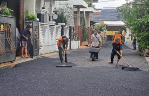 Giat Pelaksanaan Pengaspalan Jalan di RT 002 RW 012 TA 2025, Aspirasi Warga Direalisasikan Melalui Pokir DPRD Kota Bekasi