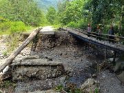 Brimob Polda Sulsel Bangun Jembatan Darurat di Kab. Barru, Bantu Akses Masyarakat