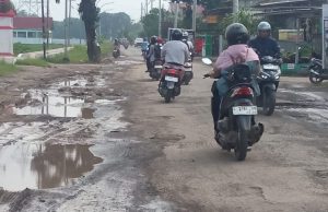 Sudah lama jalan hancur, berlobang warga penguna jalan raya