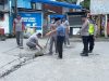 Polisi dan Warga Bersinergi, Polsek Somba Opu Gotong Royong Perbaiki Jalan Berlubang di Bundaran Samata.