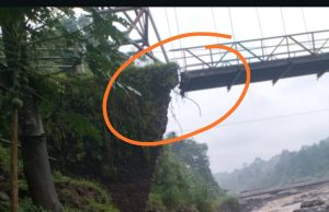Jembatan gantung penghubung Desa Sangkanjaya putus, warga ,waspada