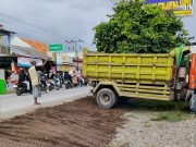 Miris , warga beli urug sendiri guna bahu jalan biar rata.