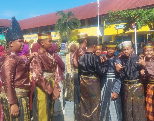 Kelulusan SD Negeri 4 Pinrang berlangsung meriah, orang tua dan siswa kompak kenakan pakaian adat Bugis