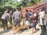 Gotong Royong Warga Labokke Bersama Brimob Polda Sulsel Tutup Jalan Rusak Penghubung Toraja-Luwu