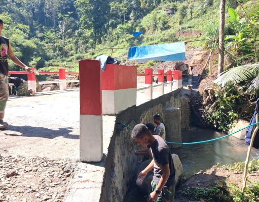 Dandim 1409/Gowa Apresiasi Sinergi TNI-Warga Saat Pembangunan Jembatan ARMCO Memasuki Finish Line