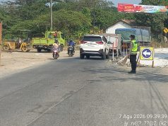 Polisi Atur Arus Lalu Lintas Di Tengah Proyek Pelebaran Jalan Tegal-Purwokerto