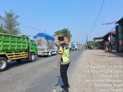 Polisi Atur Arus Lalu Lintas Di Tengah Proyek Pelebaran Jalan Tegal-Purwokerto