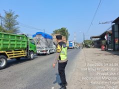 Polisi Atur Arus Lalu Lintas Di Tengah Proyek Pelebaran Jalan Tegal-Purwokerto