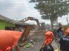 Tegas! Puluhan Bangunan Liar di Jalan Raya Comal Ujunggede Pemalang Dirobohkan Petugas Gabungan