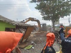 Tegas! Puluhan Bangunan Liar di Jalan Raya Comal Ujunggede Pemalang Dirobohkan Petugas Gabungan