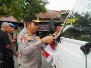 Kapolres Tegal Bersama PJU Dan Personel Bagikan Bendera Merah Putih Di Depan Mapolres Tegal