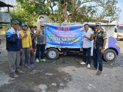 Peduli Warga Pesisir, Ketua LSM GMBI Maros Turun Langsung Salurkan Air Bersih