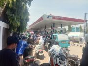 Antrean Panjang Terjadi di SPBU Tamangapa Makassar, Pengendara Keluhkan Waktu Tunggu