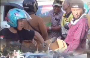 Di Tengah Antrean BBM yang Panasnya Terik Matahari, Media Garis Merah.id Hadir Berbagi Air Mineral di HUT Medianya Yang ke-2